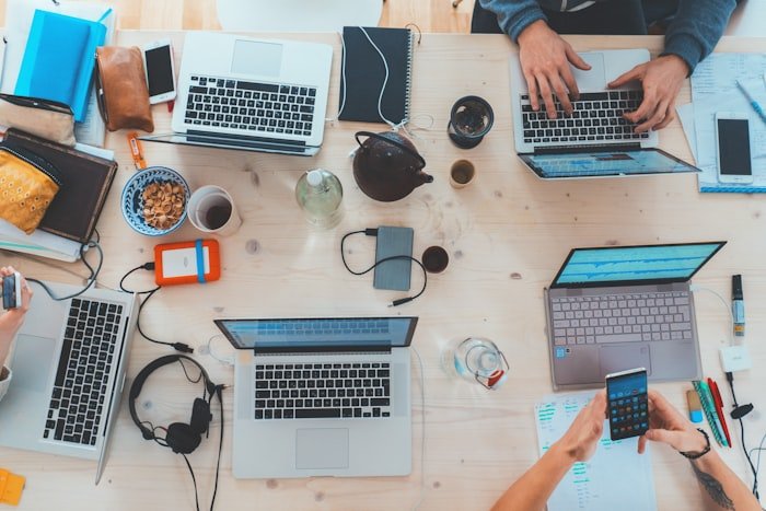 Personas trabajando en un pequeño negocio