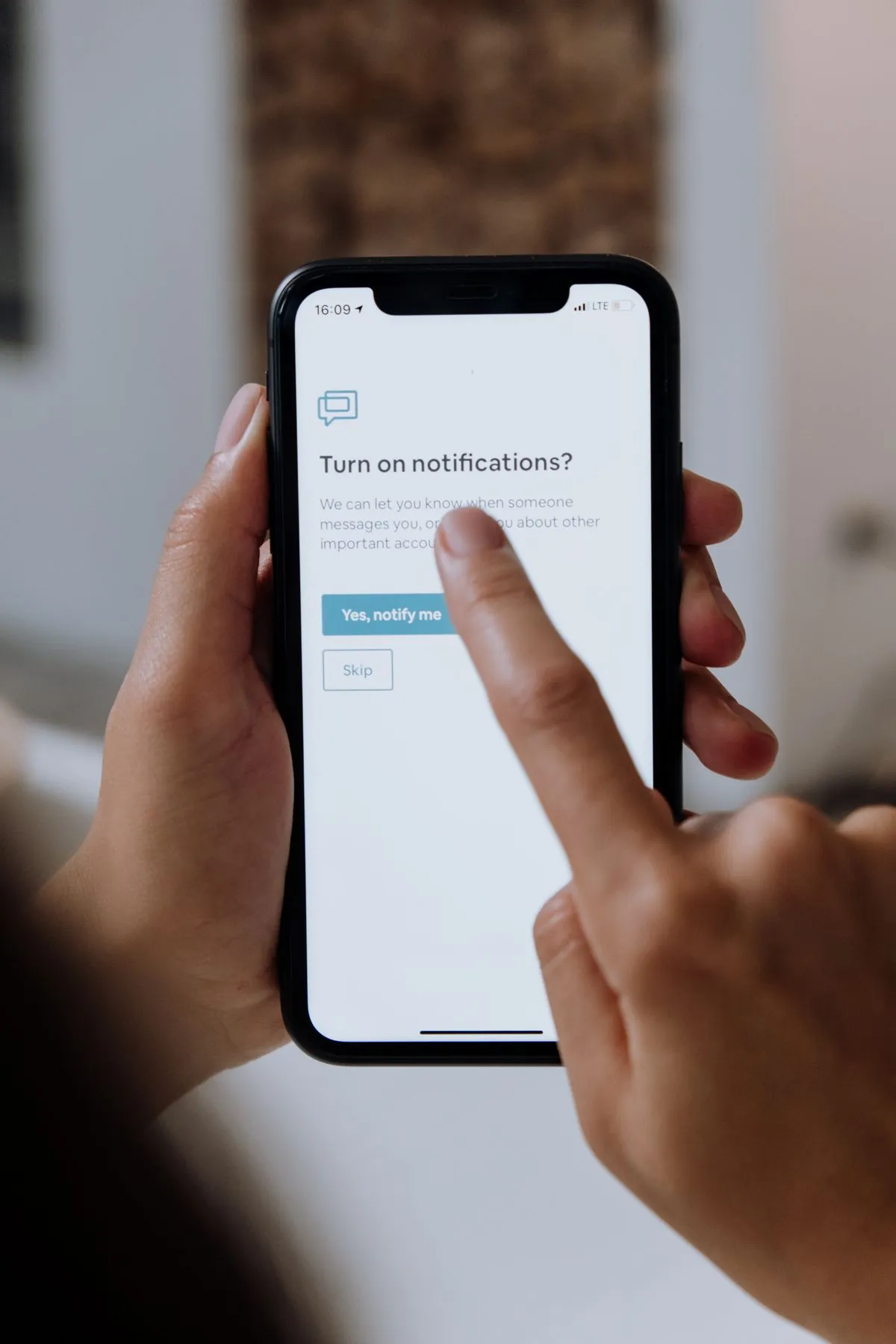 Móvil mostrando la opción de activar avisos automáticos